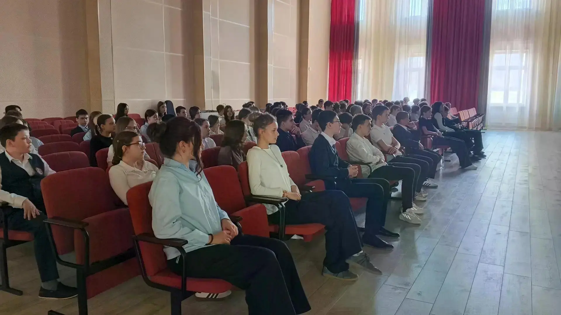 В апреле в лицее для обучающихся 7-10 классов в актовом зале лицея проходит показ документального фи
