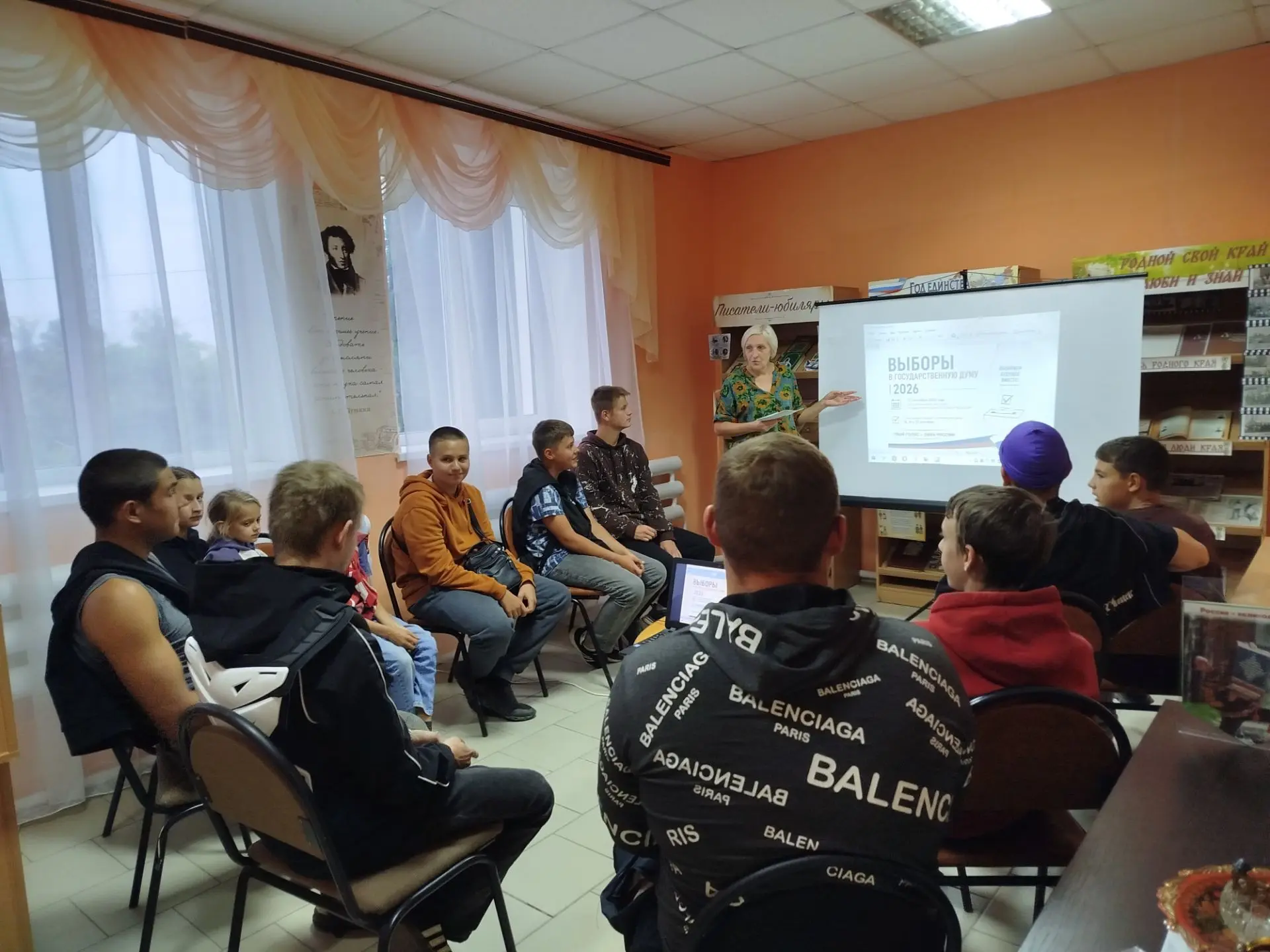 Айдарская библиотека пригласила членов клуба молодого избирателя «Современник» принять ...