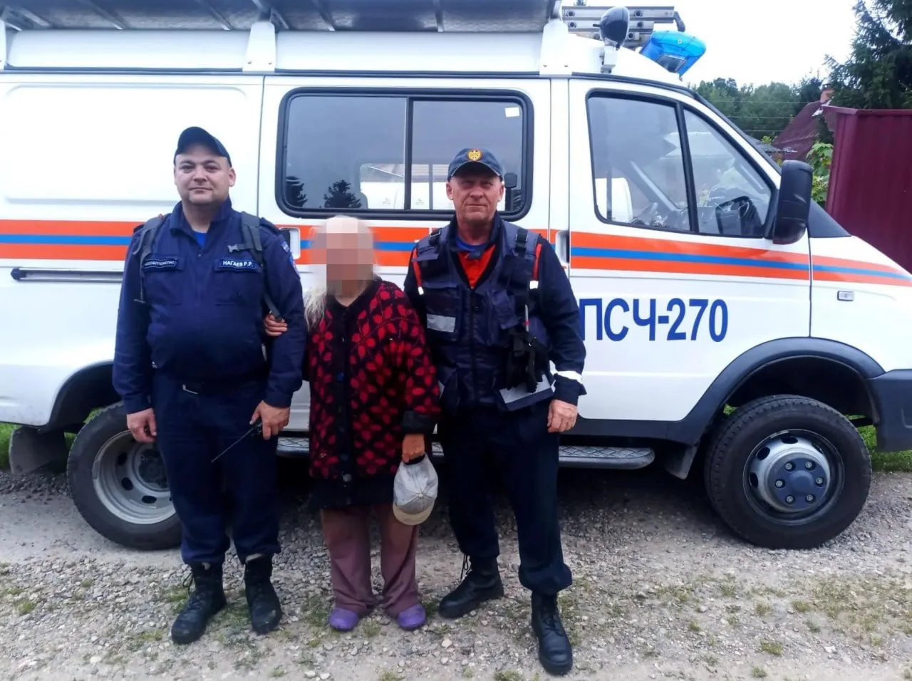 Спасатели вывели из леса 85-летнюю пенсионерку, заблудившуюся без телефона