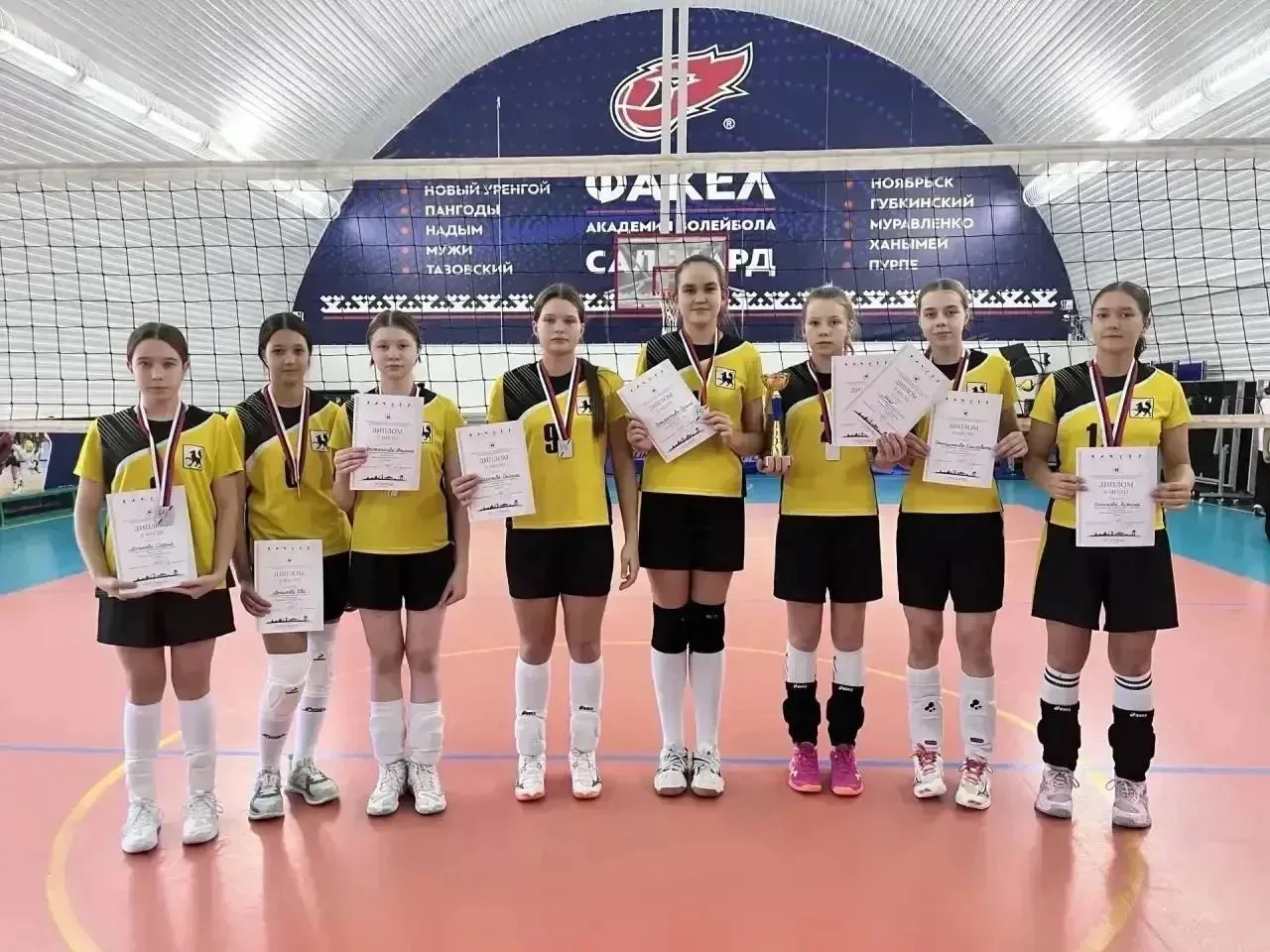 🏐 В Салехарде прошёл муниципальный турнир по волейболу «Золотая осень»