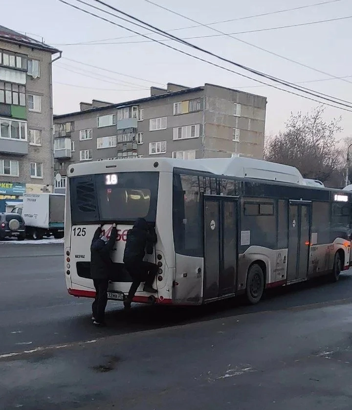 В череповецкой автоколонне зафиксировали 15 случаев зацепинга с начала этого года. Подр...