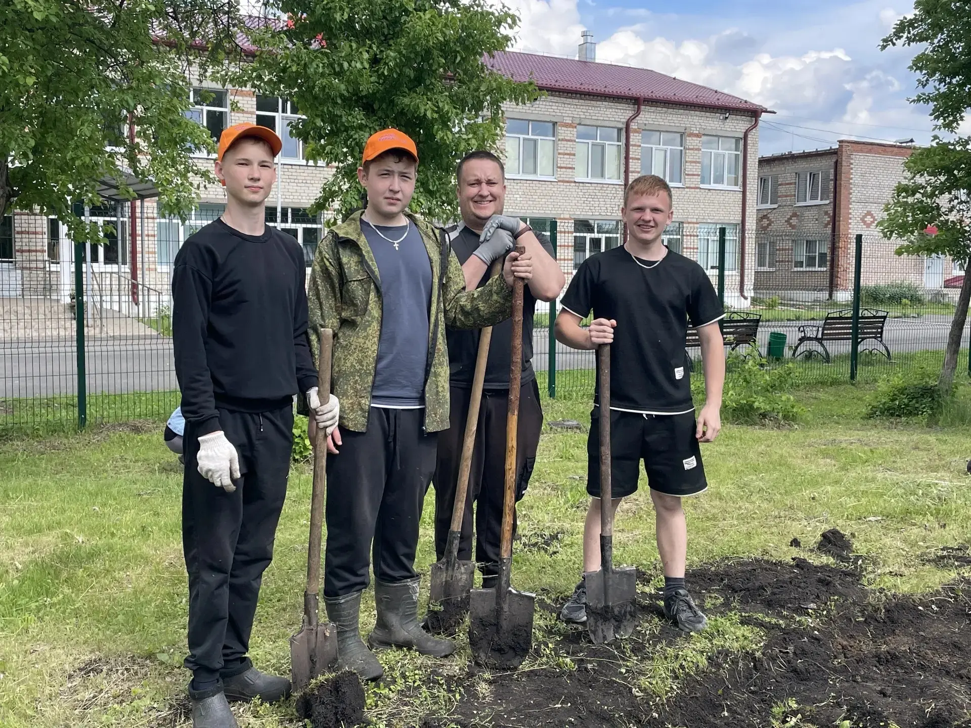 🌱 Каникулы с пользой: в школе дан старт трудовому сезону!