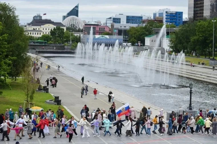 🇷🇺 День России в Екатеринбурге: полная программа мероприятий 

10:00 — открытие фотовыставки «Ко Д