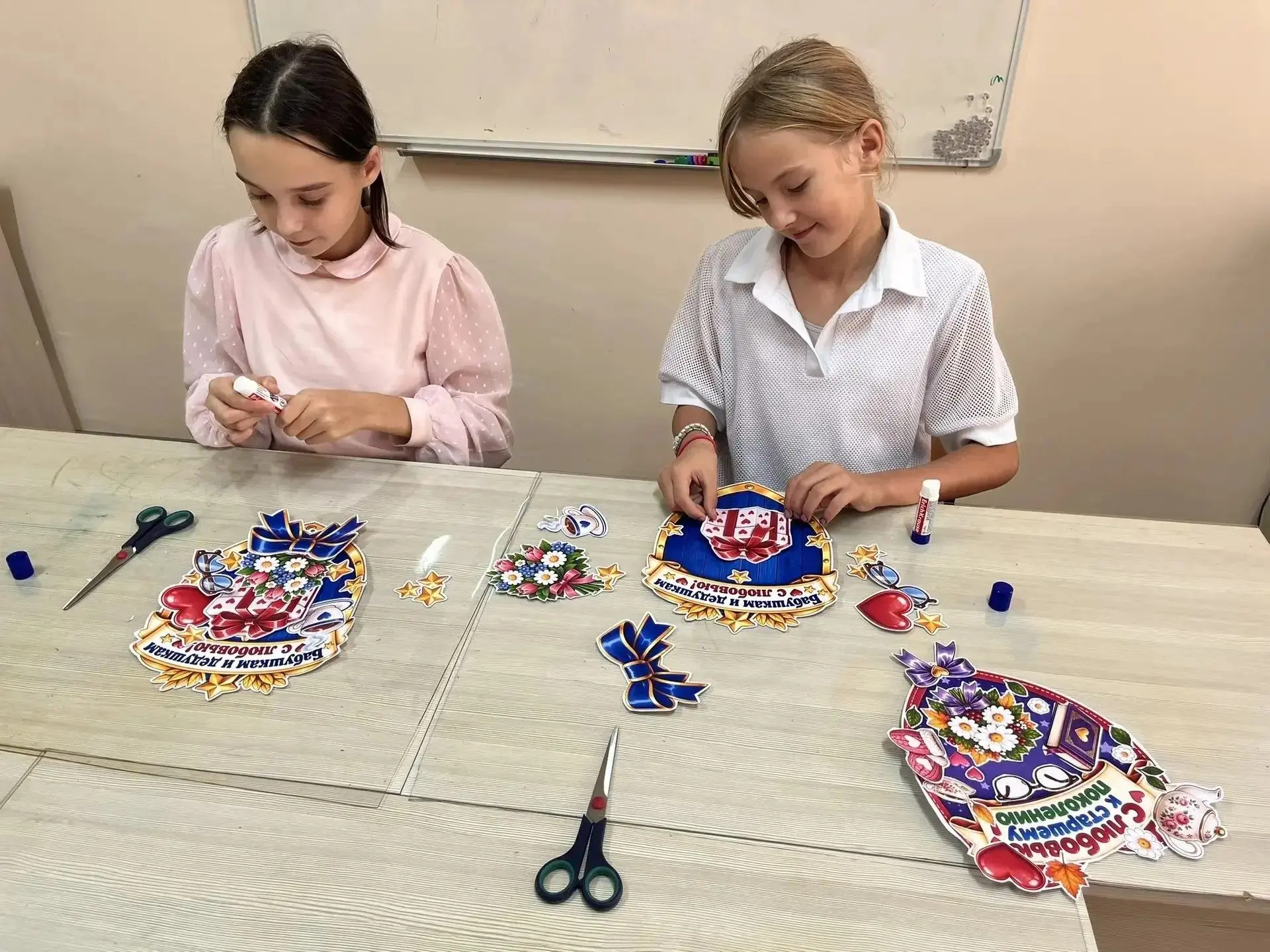 С любовью к старшим: в ДШИ №34 открылась праздничная выставка 🎨