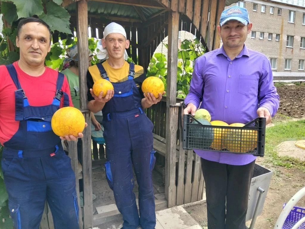В Бузулукском доме милосердия «Оберег» собрали урожай собственных дынь.🤗