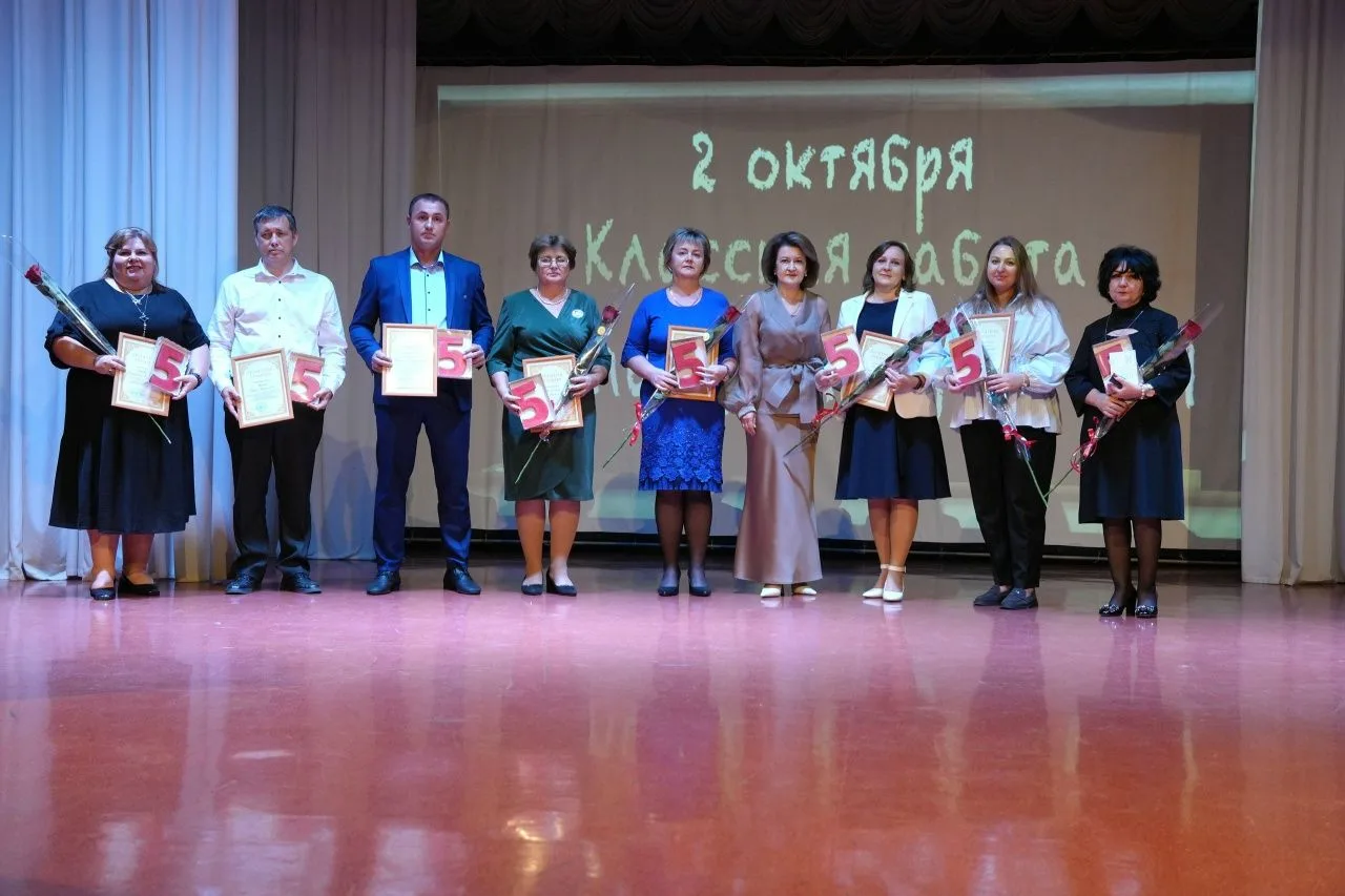 В Матвеево-Курганском районе чествовали педагогов: праздник в честь Дня учителя