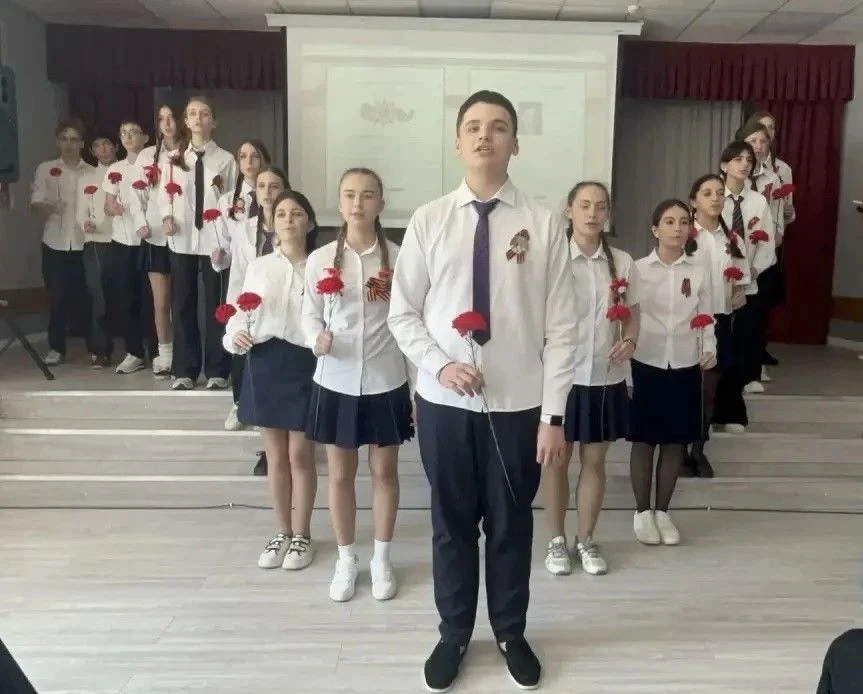🇷🇺Сегодня в нашем лицее прошёл памятный праздник — фестиваль военной песни «Песни, оп...