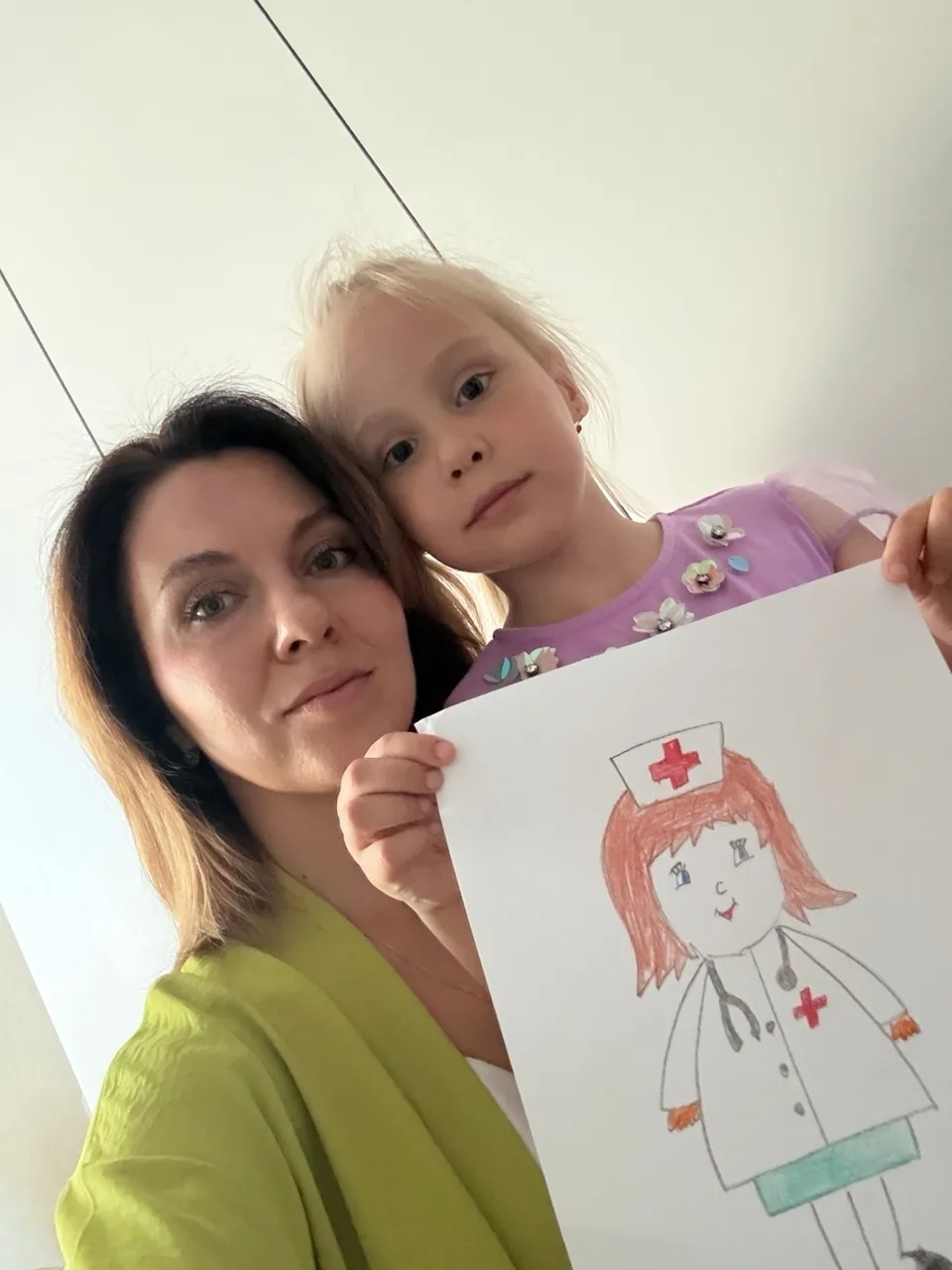 Пятилетняя Аня Никонова нарисовала маму — заведующую терапевтическим отделением №2 Елену Анатольевну