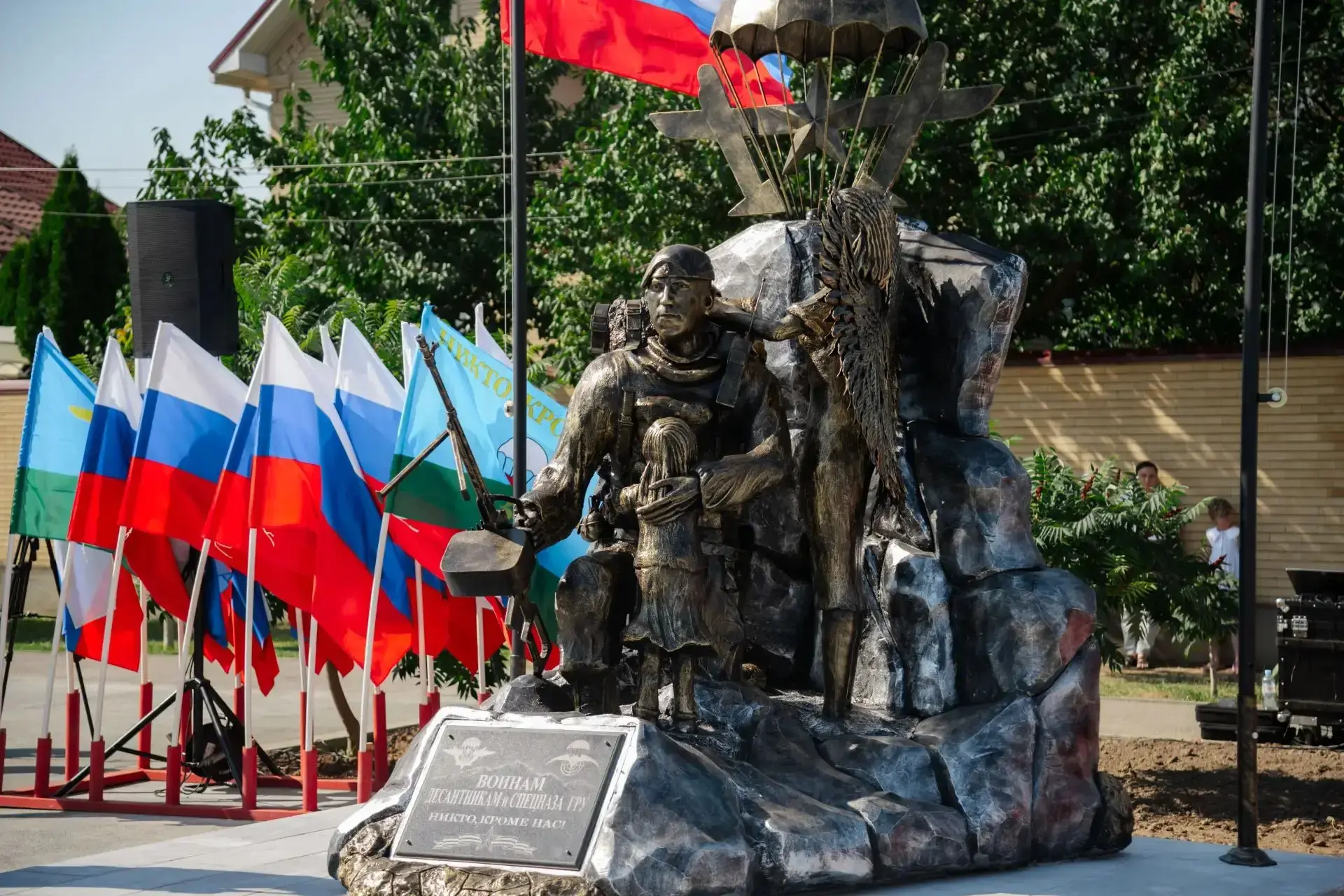 В Буденновске открыли памятник воинам-десантникам и спецназа ГРУ

В День Воздушно-десантных войск в 