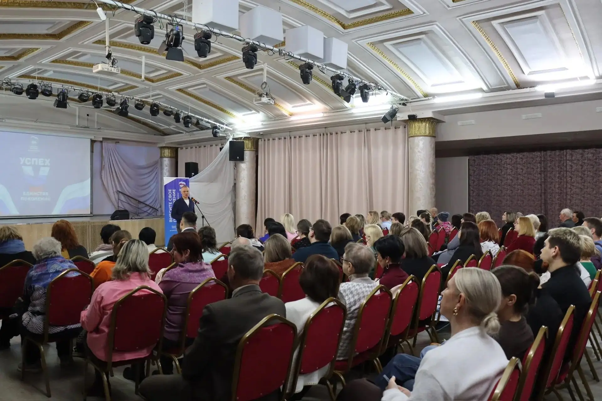 🤝Александр Коган встретился с коллективом Культурно-творческого центра: говорили о развитии округа, 