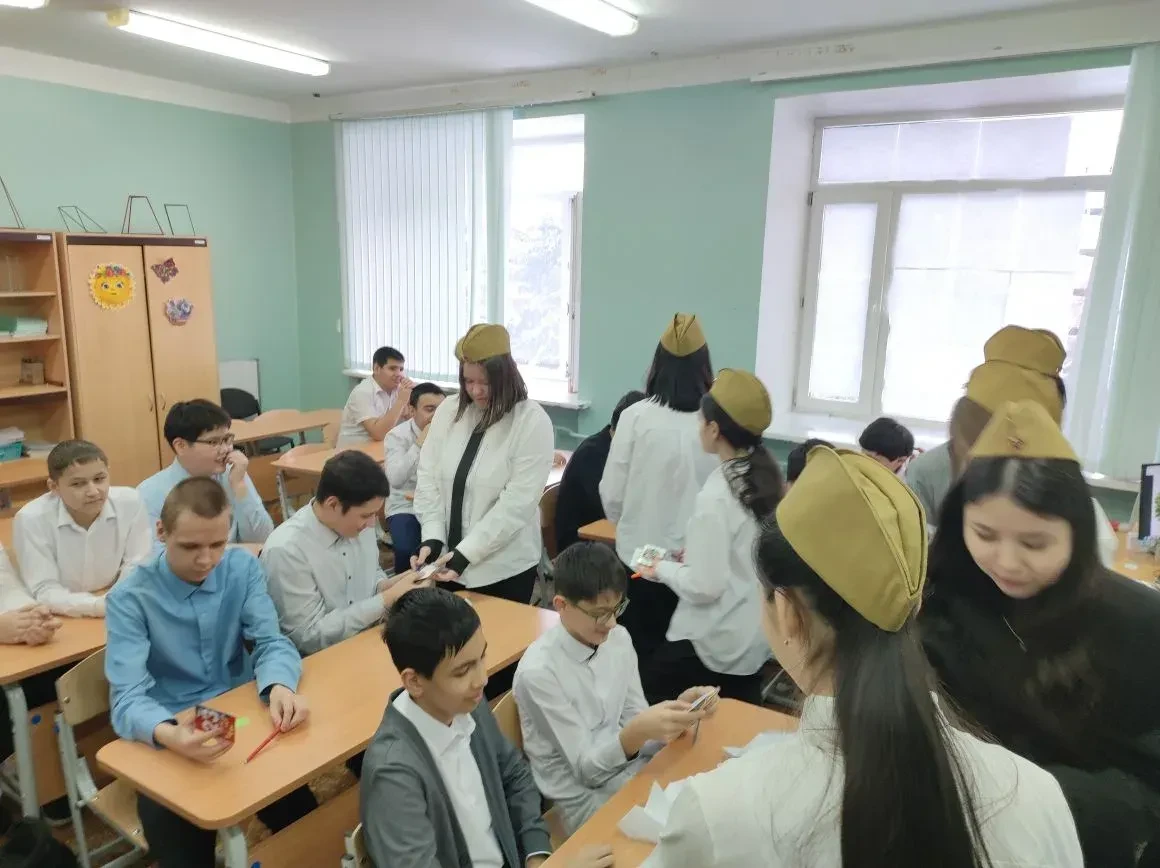 27 февраля в 7В классе прошло КТД "А ну-ка, мальчики!", посвящённое Дню Защитника Отечества.   2 ком