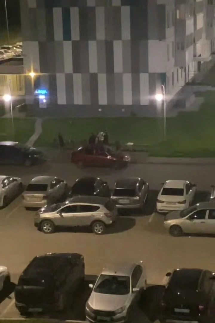 😡 Жители Вышки-2 вновь жалуются на ночные шумные посиделки во дворе дома на улице Гашк...