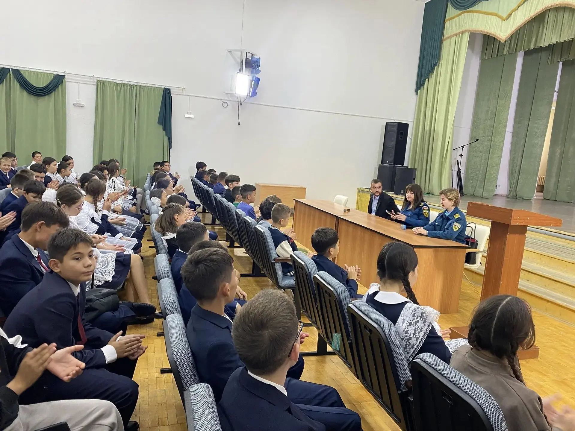 1 сентября 2026 года в актовом зале гимназии для 5-7 классов прошел Всероссийский откры...