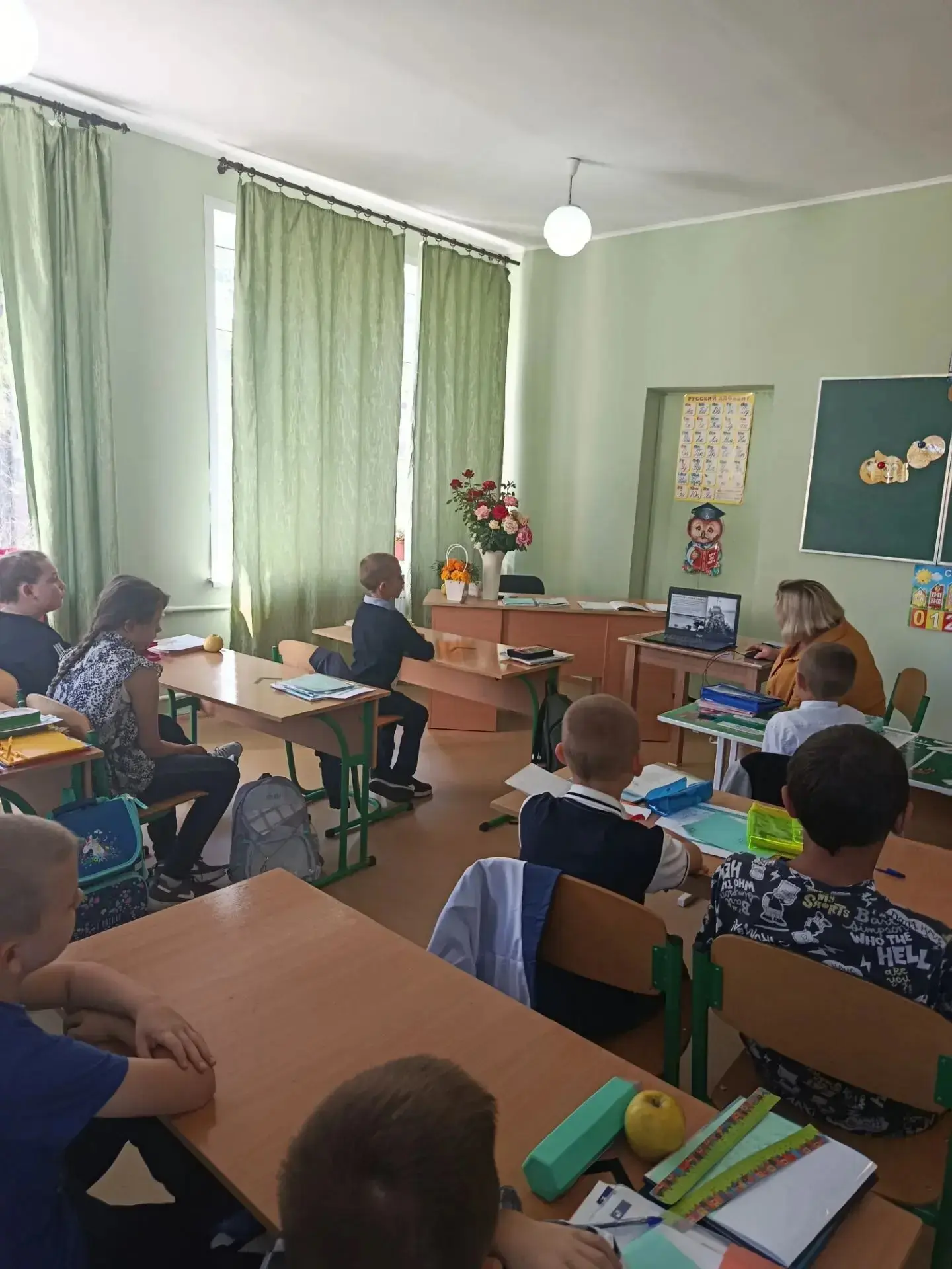 Сегодня в нашей школе для обучающихся 2-х и 4-х классов прошли тематические классные ча...