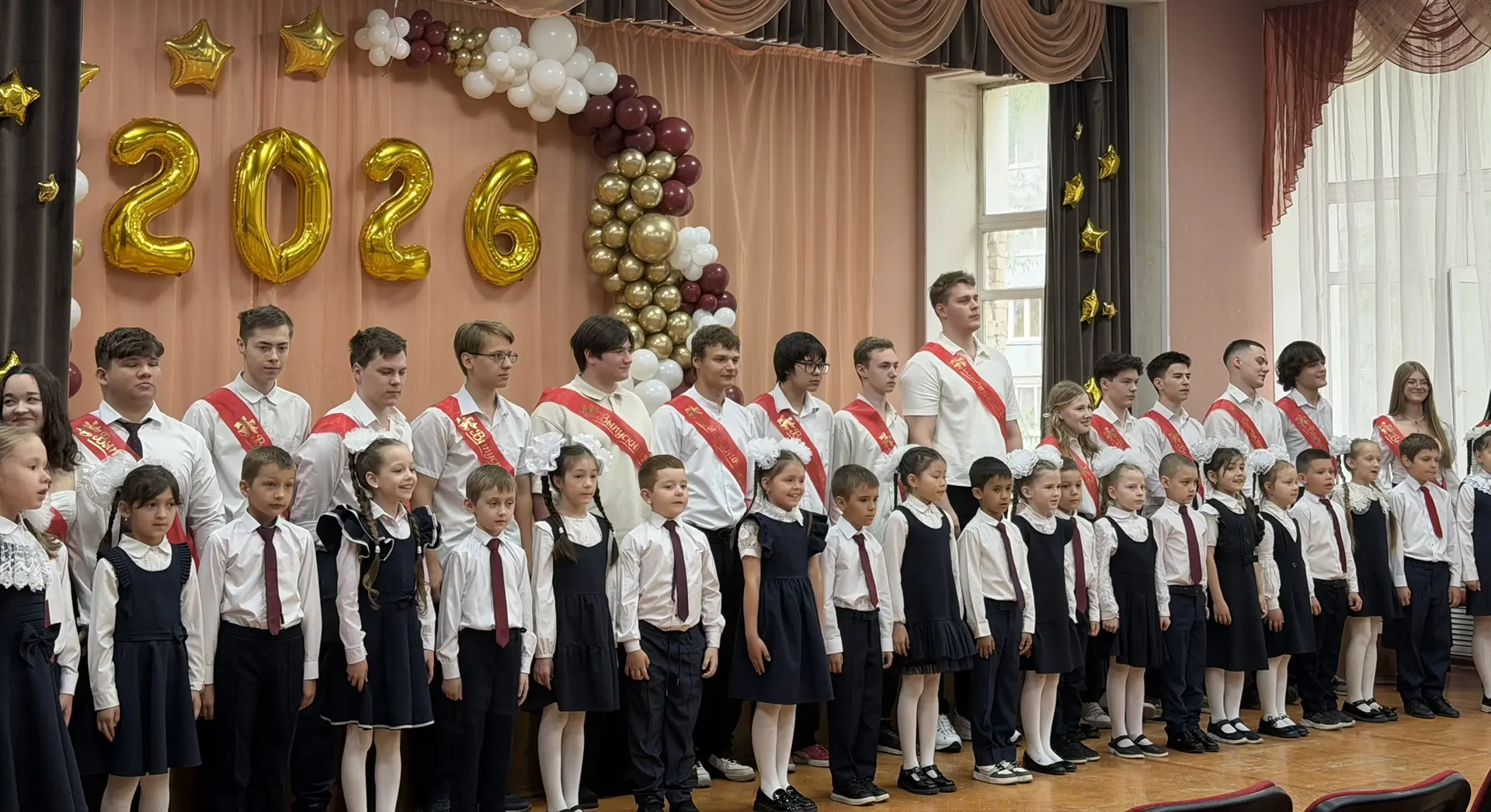 🎓 Прощай, школьный звонок!

Сегодня для 11-х классов прозвучал последний звонок. Ребята показали яр