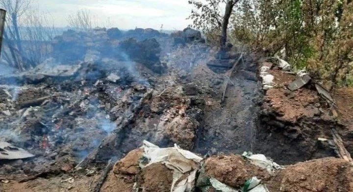 Вот так горят блендажи и землянки.  Наши парни не по одному и не по два раза строились ...