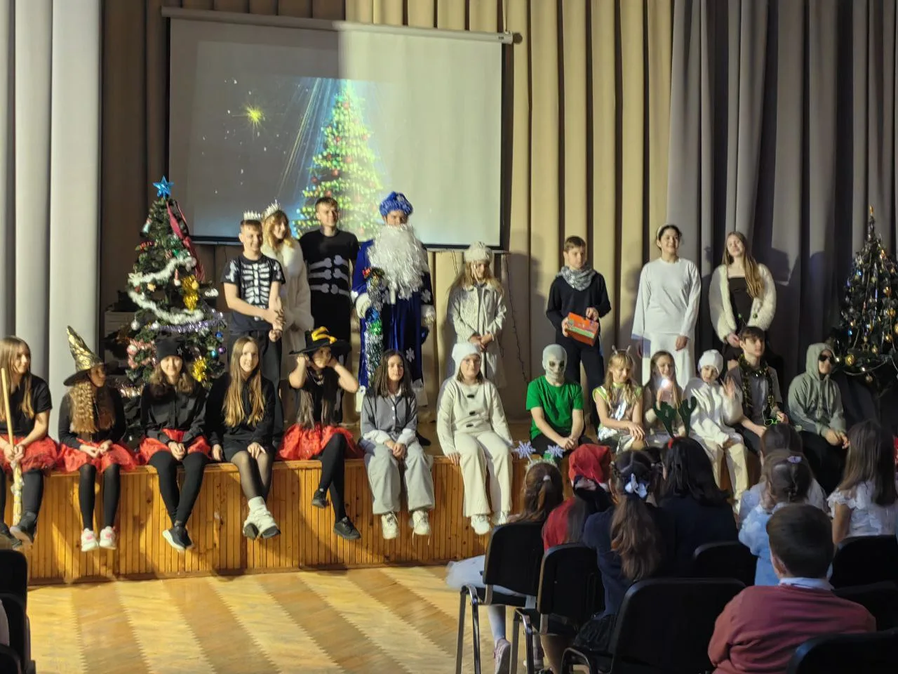 🎄✨ Новогодние спектакли в нашей школе!  В преддверии Нового года для учащихся нашей школы прошло 2 п
