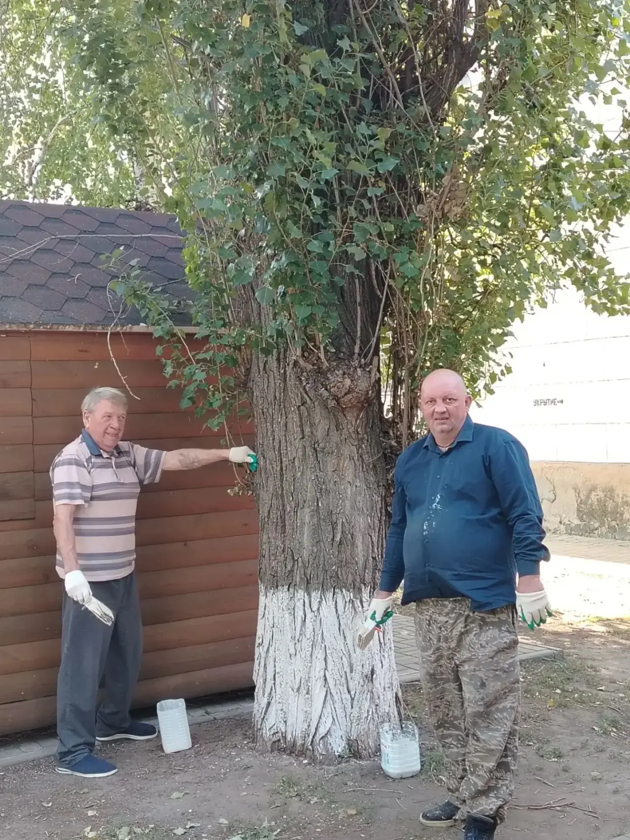 В парке ДК им. Гагарина прошёл субботник. В нём приняли участие работники Детской школы...