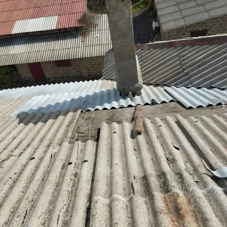 Краснолучский филиал НКО ЕУК отремонтировал шиферную кровлю по адресу: 📍 г. Красный Луч, г. Вахрушев