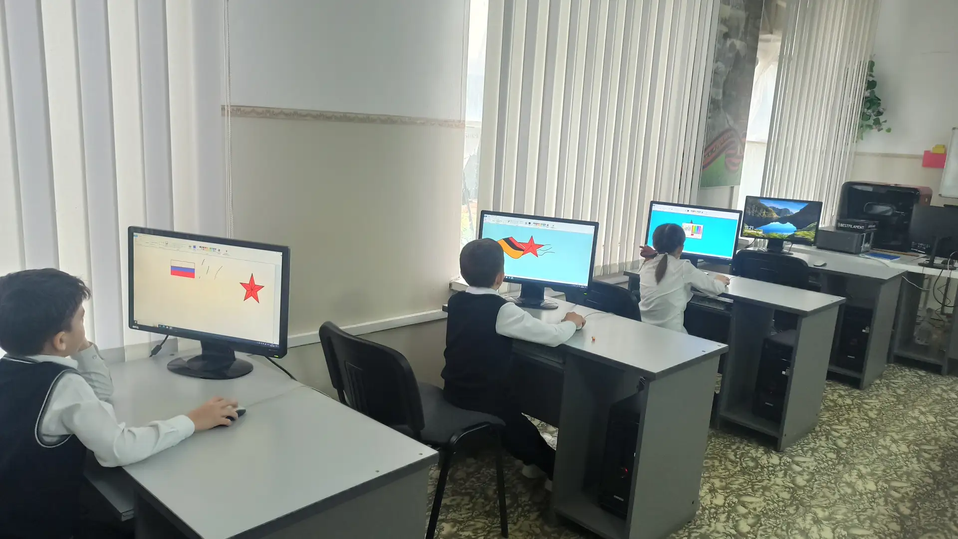 Обучающие объединения «Алгоритмика» подготовили к Дню Победы особенные открытки.