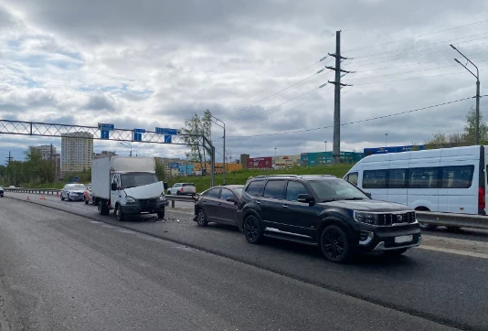 На Пекинке грузовик протаранил две иномарки   Днем 8 мая на федеральной трассе М-7 в черте Владимира