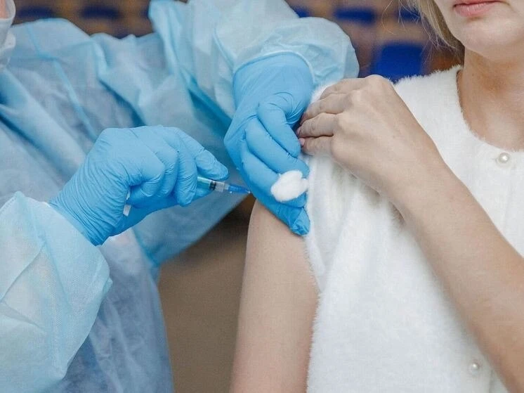 Более 100 тысяч жителей Ямала уже прошли вакцинацию от гриппа. По данным пресс-службы п...