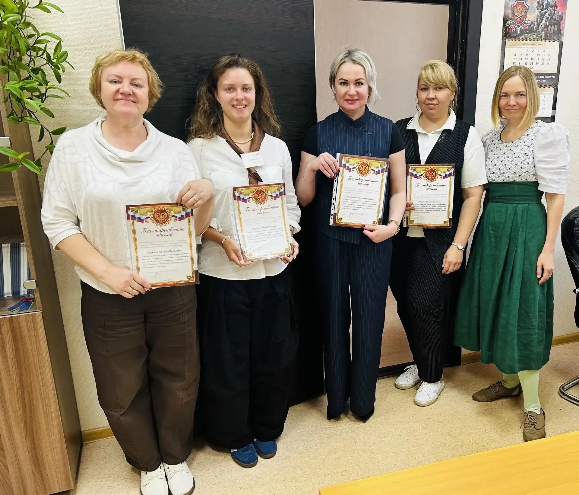 Тыл и фронт — едины! ✨
   Волонтёрское содружество «Горячие сердца» г. Чехов вручили благодарственны
