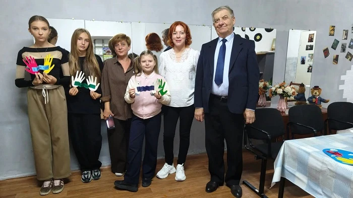 В Шахтах дети участников СВО создали открытки-талисманы для своих отцов