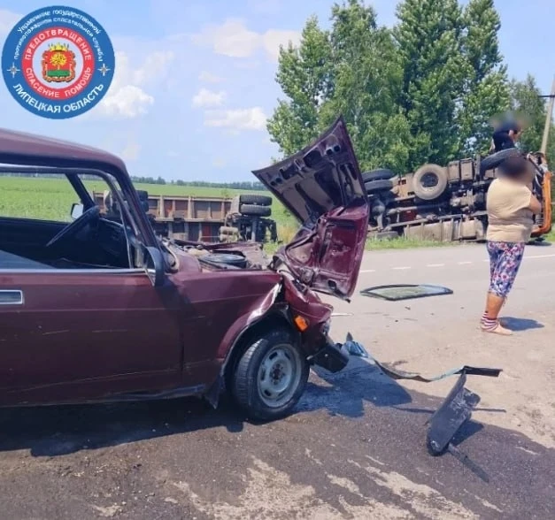 🚚 КамАЗ с прицепом перевернулся после столкновения на сельской дороге под Добринской П...