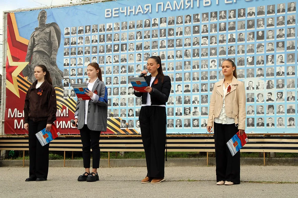 Стену памяти земляков-фронтовиков торжественно открыли сегодня в центре Будённовска  Впервые экспози
