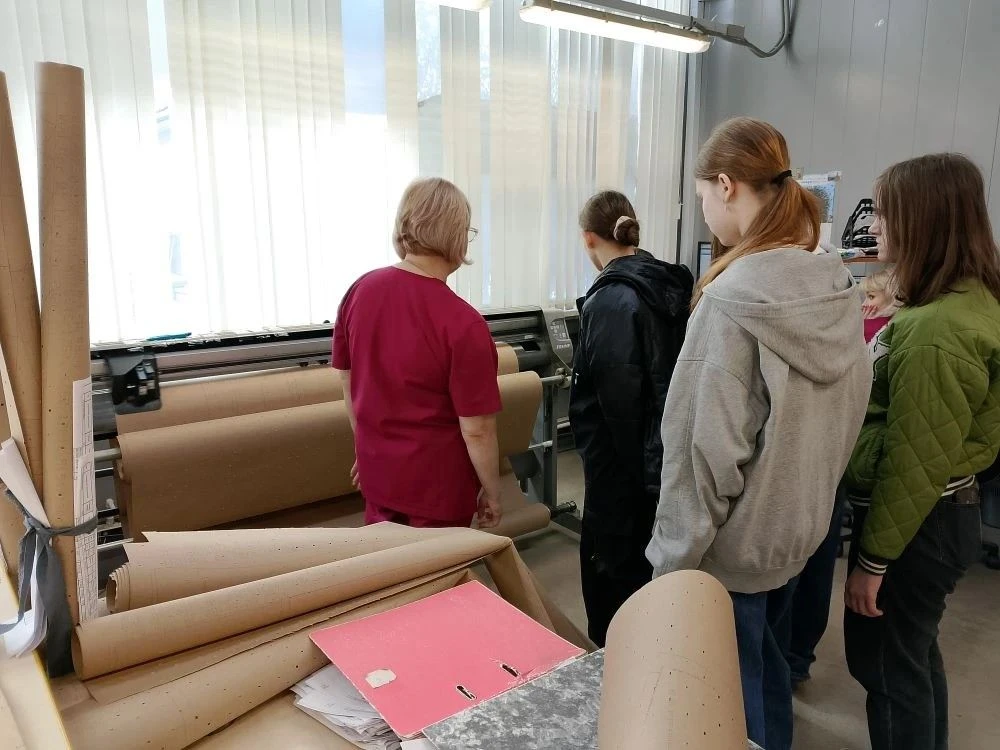 👗От теории к практике: воспитанницы Сафоновского детского дома познакомились с работой швейной фабри
