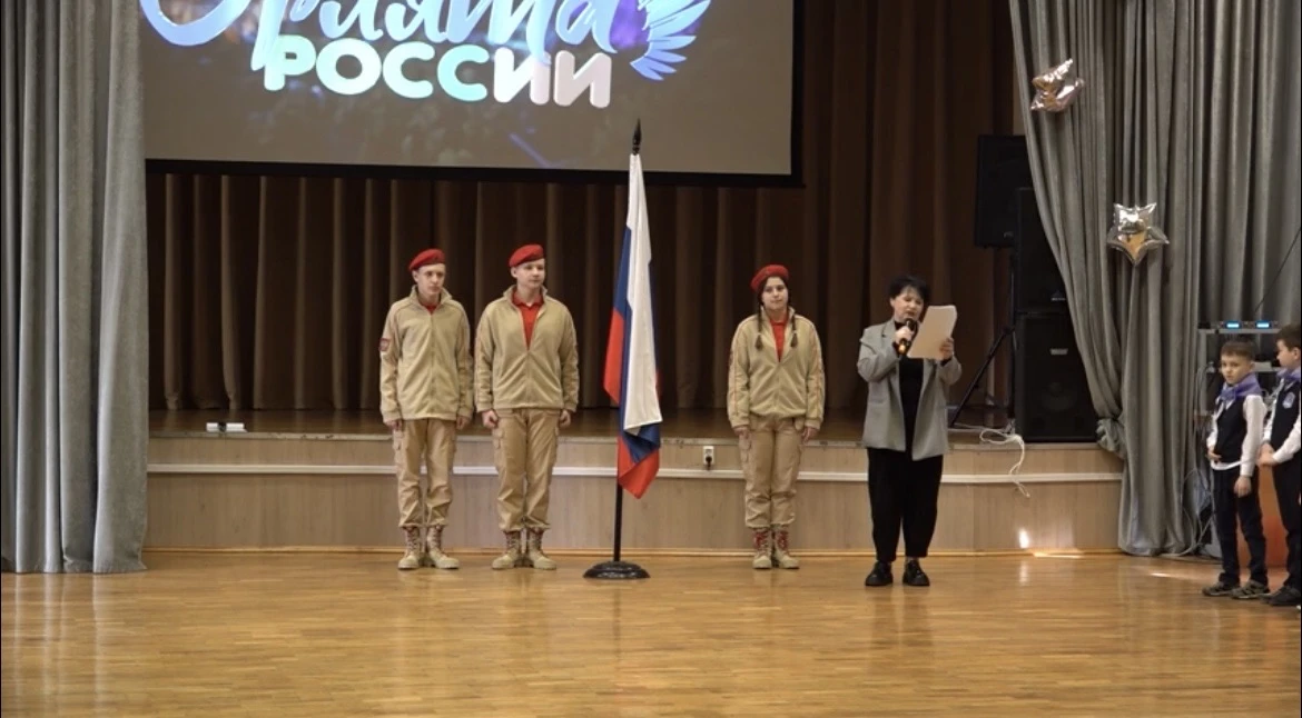 🇷🇺 ТОРЖЕСТВЕННОЕ ПОДНЯТИЕ ФЛАГА  В понедельник прошло традиционное торжественное поднятие флага Росс