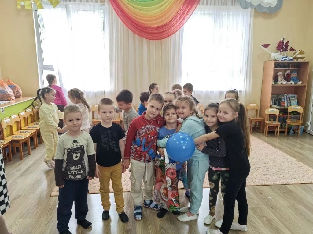 Всё-таки детский сад - это волшебное место, где ребята становятся пожарными, строителям...