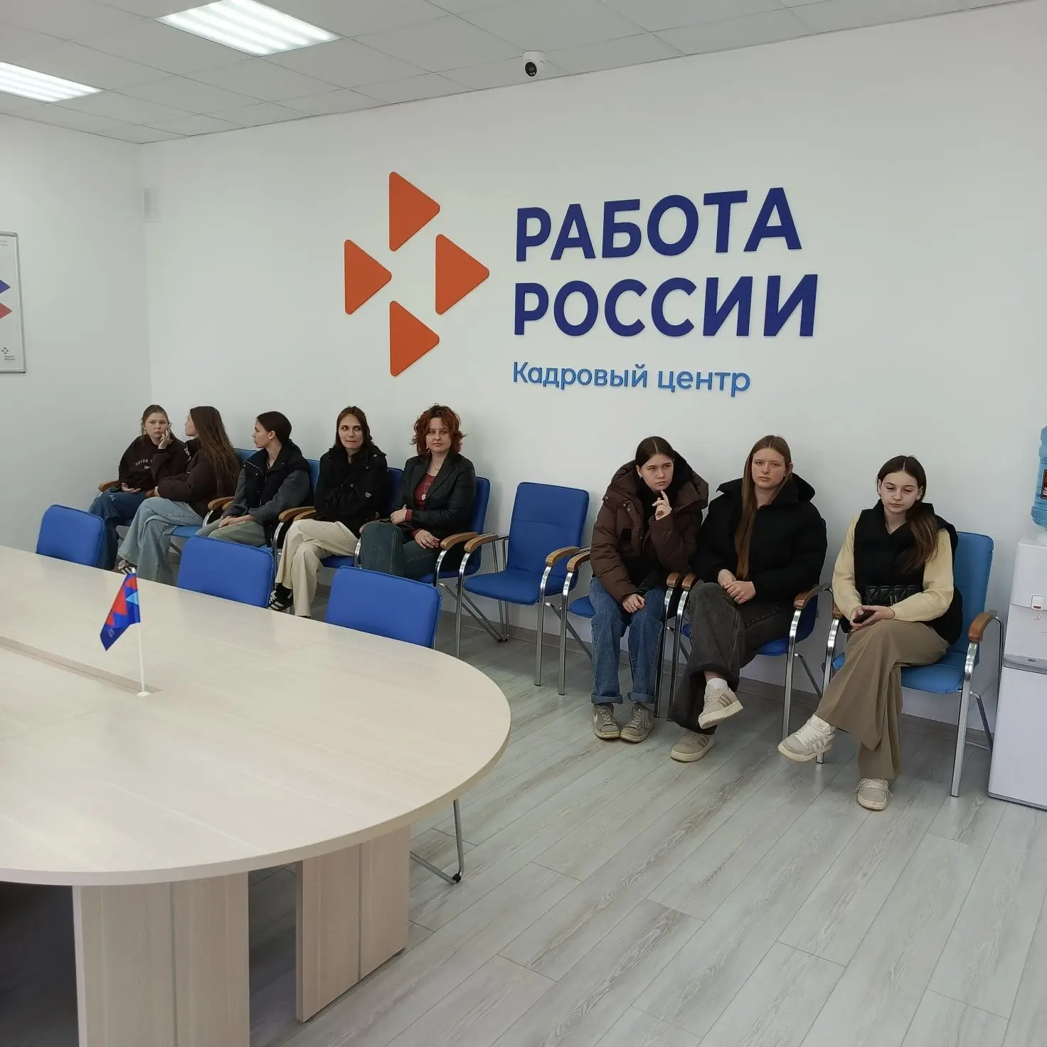 15.04.26 г. 9 Д класс, в рамках профориентации, посетил службу занятости г. Анапы. На встрече присут