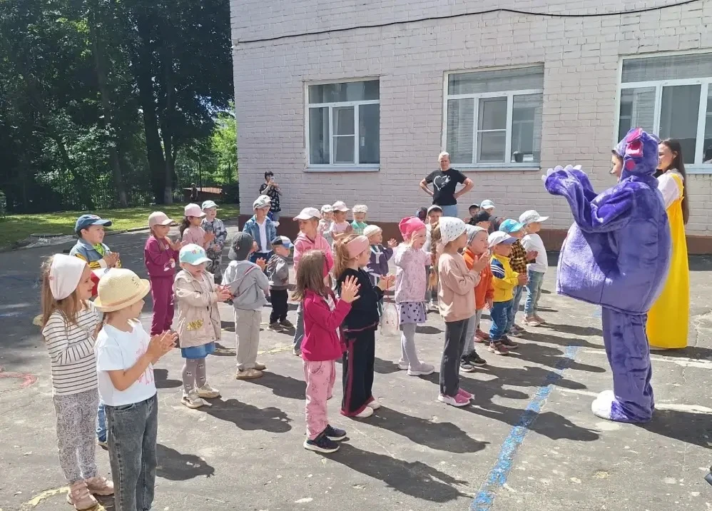 Что же вдруг произошло?
Почему вокруг темно?
Это злобный крокодил 🐊 
Наше солнце  🌞 проглотил!
Лун