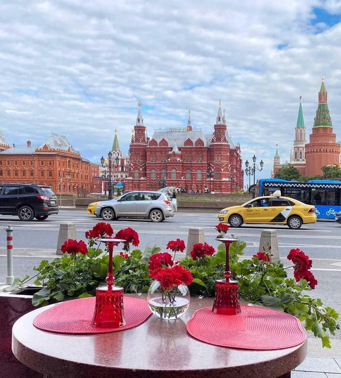 Приехал в центр Москвы. Обалдел от цен. Уехал обратно.  Так ведут себя 95% людей, которые кроме Патр