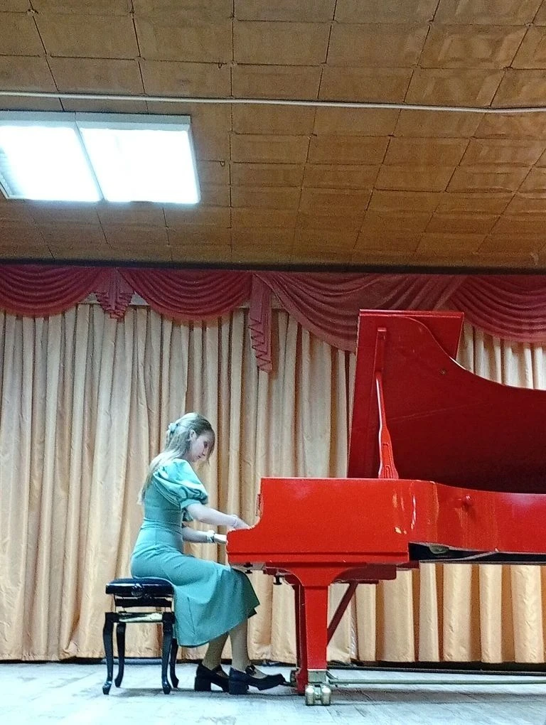 Отчётный концерт фортепианного отдела прошёл в концертном зале школы.  26 лучших юных п...