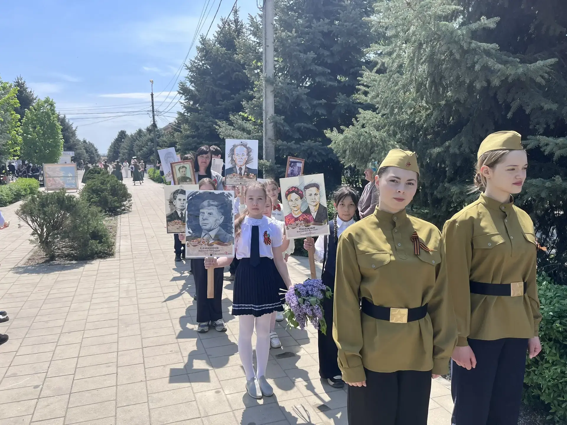 Сердцем к подвигу: как юные художники Багаевской ДШИ присоединились к «Бессмертному полку»  В преддв