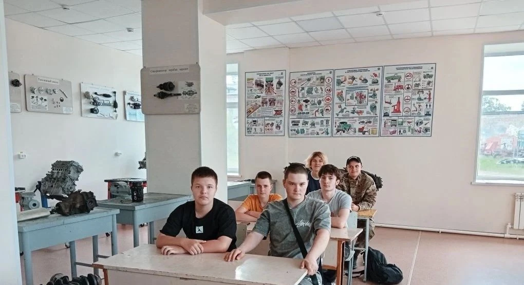 🛠️ От теории к практике: школьники сдали экзамен по профессии «Слесарь по ремонту автомобилей»!
 
У