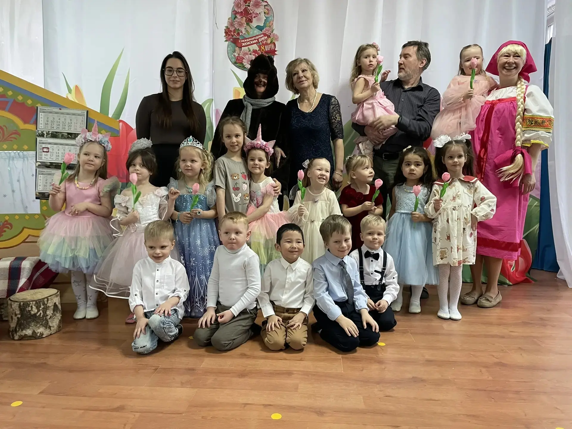 Сегодня младшая группа поздравила своих мам и бабушек с женским днём. Спасибо сказочным...