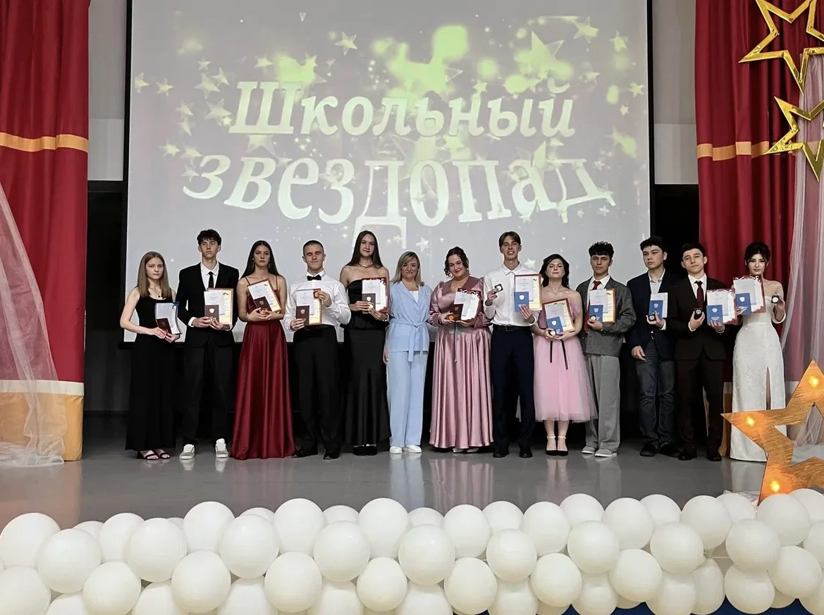 27-го июня в нашей школе состоялась церемония торжественного вручения аттестатов выпускникам 11-х кл