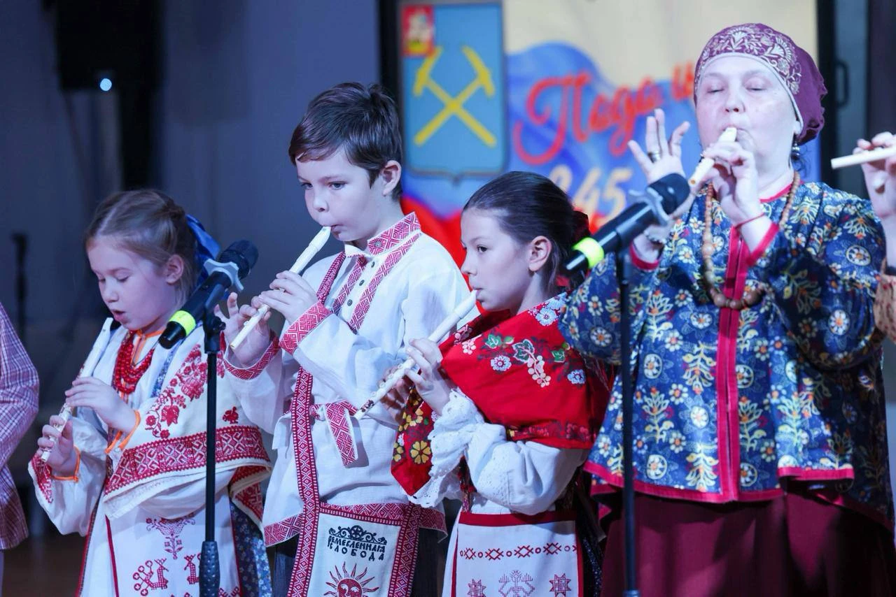 🎨 «Славься, наш город родной!»: в школе № 1 открылась выставка к 245-летию Подольска