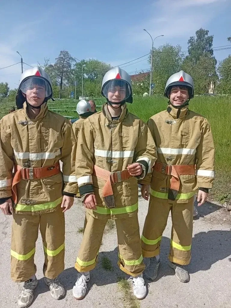 Сегодня обучающиеся нашей школы принимали участие в городских соревнованиях "Юный спасатель". «Юный 