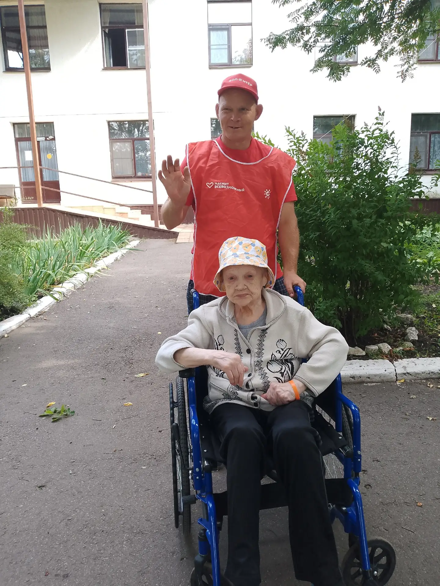 Прогулка с маломобильными.                                        Волонтёры нашего учре...