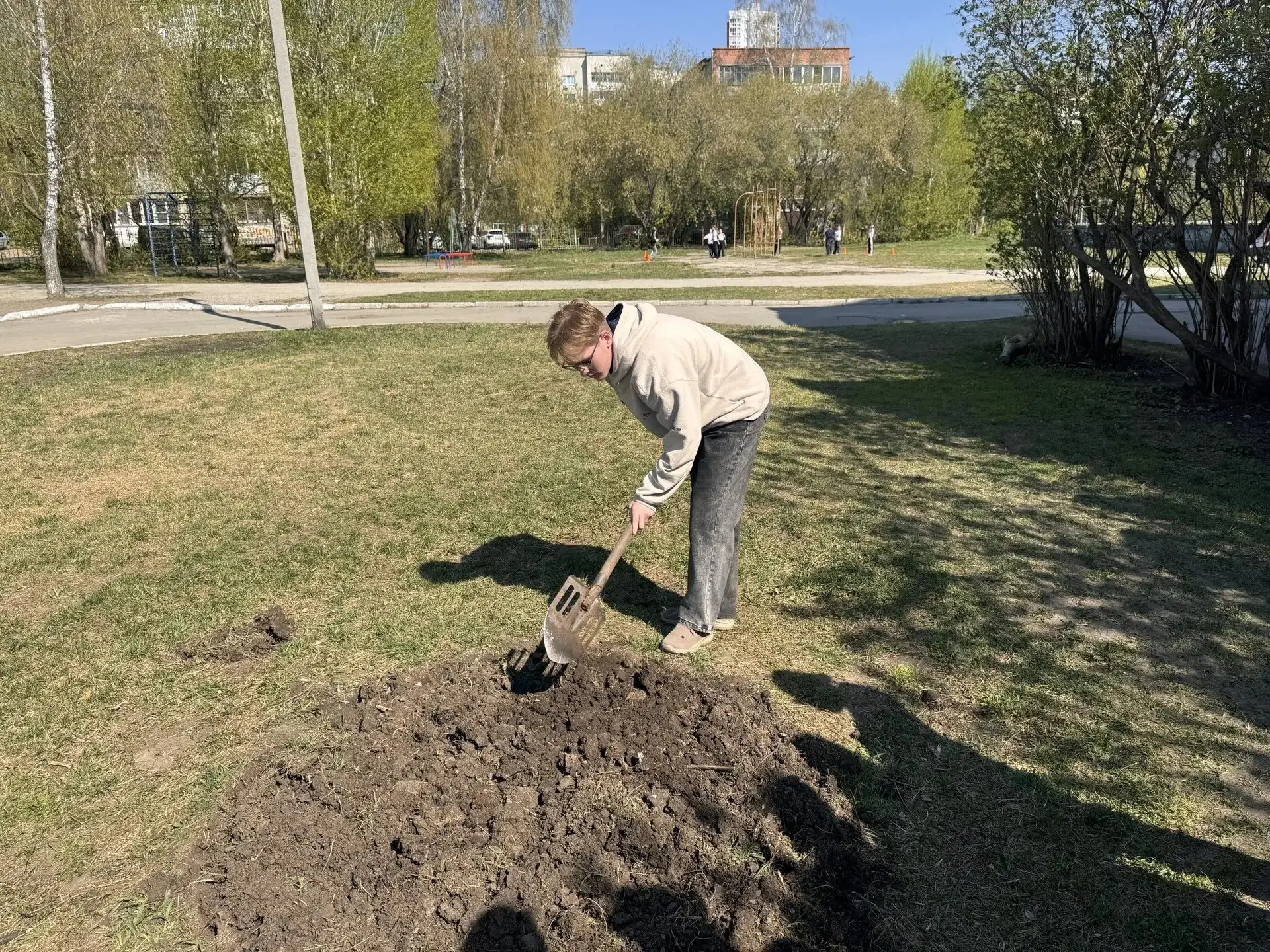 🌷 Цветы Победы: ученики украшают школьную территорию в преддверии 9 Мая! 🌷    В преддверии Дня Побед