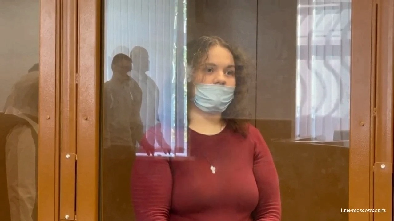 Суд в Москве отправил на долгий срок за решетку 20-летнюю студентку, которая собиралась...