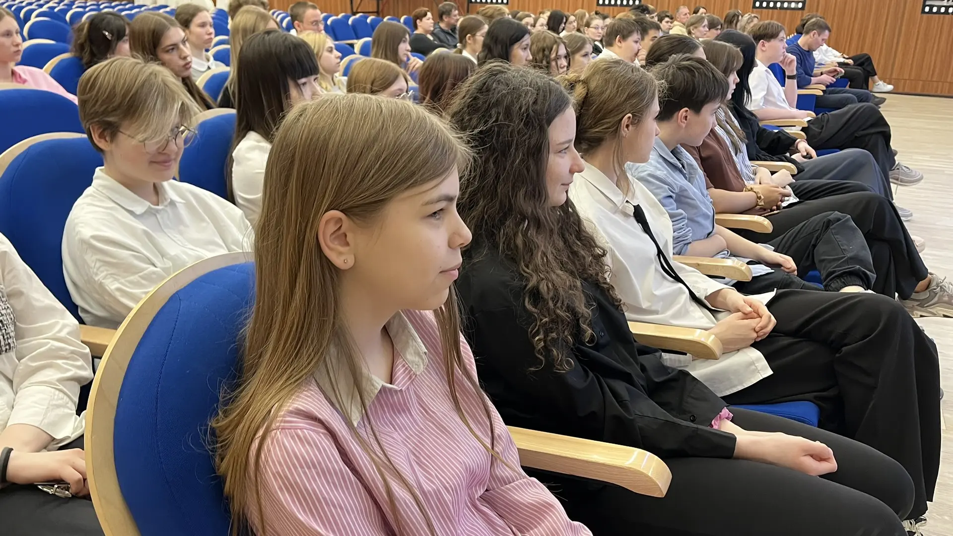 ✅ Сейчас учащиеся хим-био классов встречаются  с представителями СамГМУ  В актовом зале ЮГ1 идет  вс