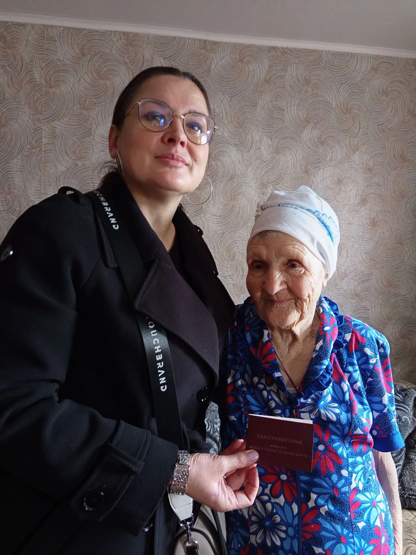 В преддверии праздника Дня Победы: ветеран из Кировска получила заслуженное удостоверение.  ❗️В пред