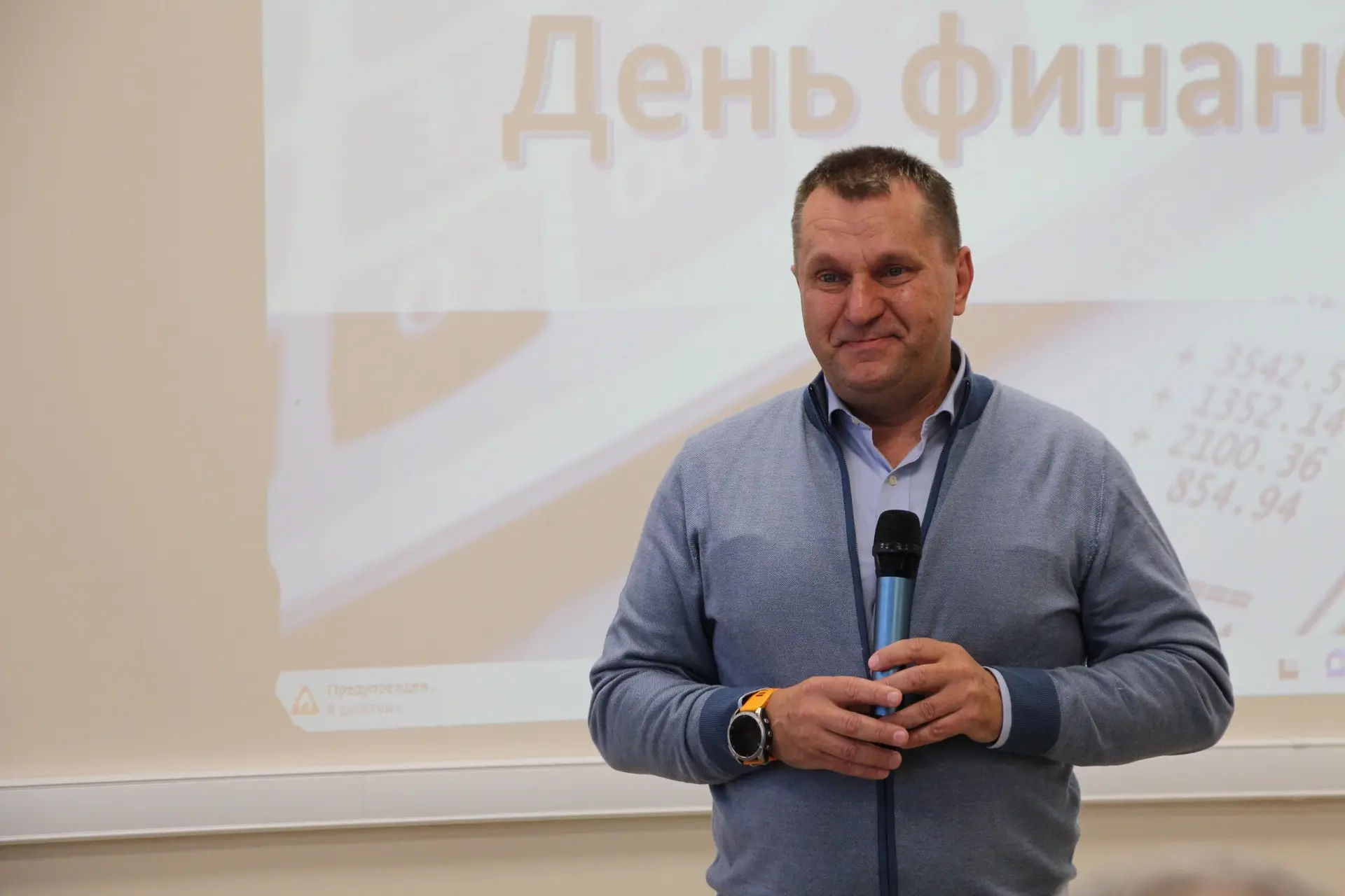 🎶В день финансиста в администрации Суджанского района прошел праздничный концерт.