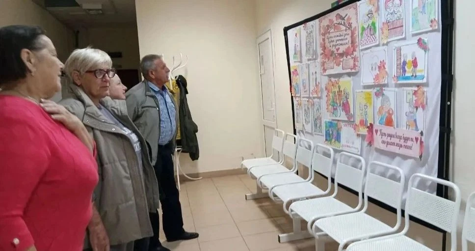 Творчество юных сердец❤ Выставка рисунков ко Дню пожилого человека в поликлинике!